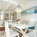 Blissful Summer House In 別荘